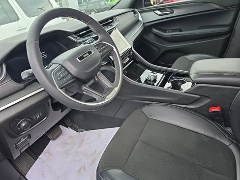 Used 2023 Jeep Grand Cherokee Altitude AWD/4WD image 14