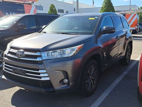 Used 2018 Toyota Highlander XLE image 12