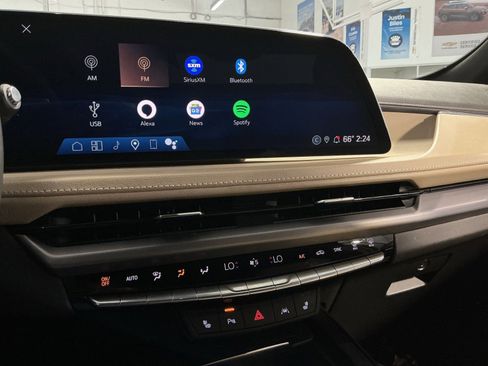 Used 2024 Cadillac XT4 Luxury w/ Cold Weather Package AWD/4WD image 19