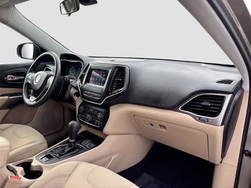 Used 2019 Jeep Cherokee Latitude w/ Popular Appearance Group image 29