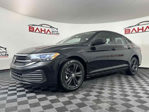 Used 2022 Volkswagen Jetta SE w/ Panoramic Sunroof Package image 2