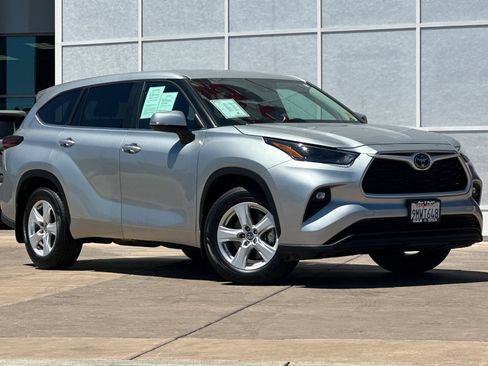 Certified 2024 Toyota Highlander LE AWD/4WD image 2