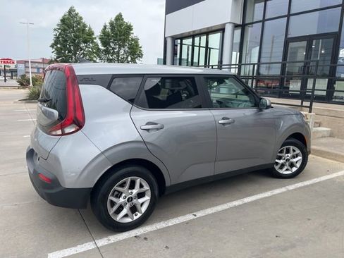 Used 2022 Kia Soul LX w/ Technology Package FWD image 2