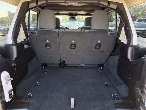 Used 2025 Jeep Wrangler Sahara image 29