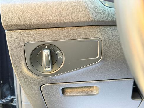 Used 2020 Volkswagen Tiguan SE w/ Panoramic Sunroof Package image 18