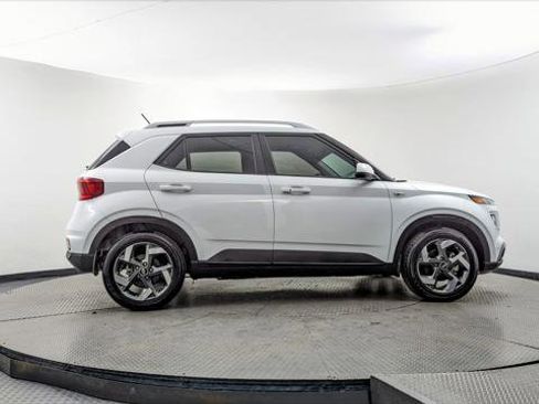 Used 2024 Hyundai Venue SEL image 9