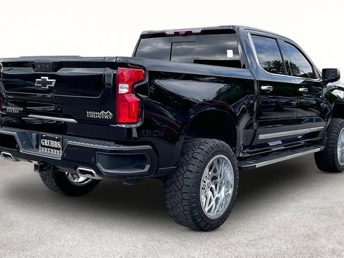 Used 2022 Chevrolet Silverado 1500 High Country w/ Technology Package AWD/4WD image 2