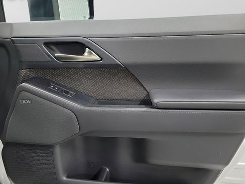 Used 2025 Lexus GX 550 w/ Accessory Package (2T) image 16