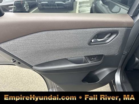 Used 2022 Nissan Rogue SV image 15