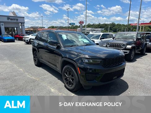 Used 2025 Jeep Grand Cherokee Altitude AWD/4WD image 4