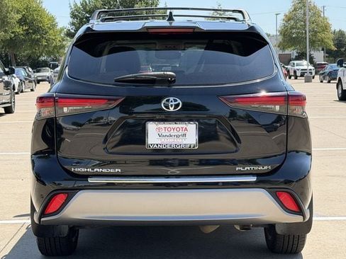 Used 2024 Toyota Highlander Platinum FWD image 5