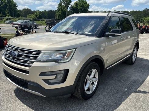 Used 2017 Ford Explorer XLT w/ Equipment Group 202A AWD/4WD image 1