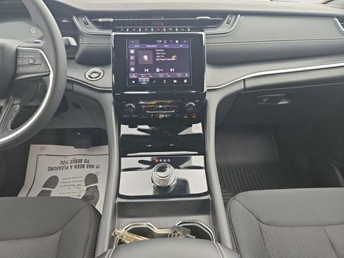 Certified 2025 Jeep Grand Cherokee Laredo X image 11