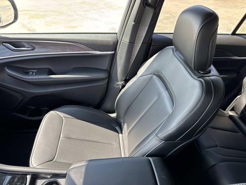 New 2025 Jeep Grand Cherokee Limited w/ Black Appearance Package image 33