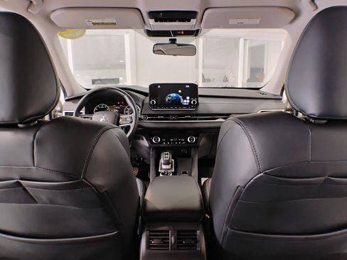 Used 2023 Mitsubishi Outlander SE image 33