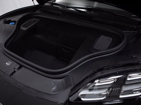 Certified 2026 Porsche Macan Electric RWD image 38