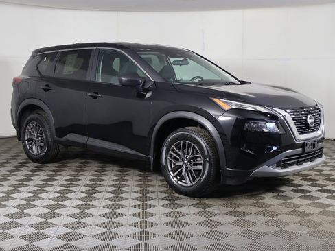 Used 2023 Nissan Rogue S image 2