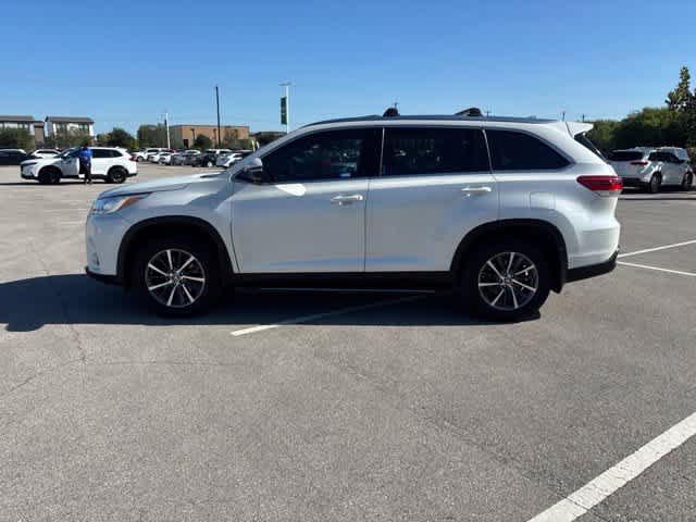Used 2019 Toyota Highlander XLE FWD image 2