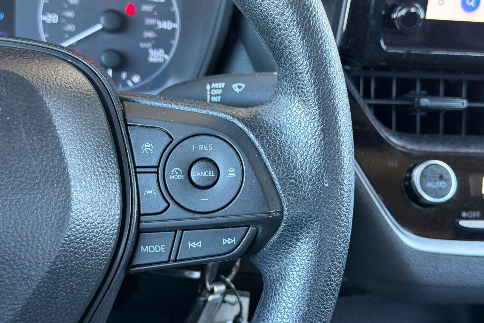 Used 2025 Toyota Corolla LE FWD image 29
