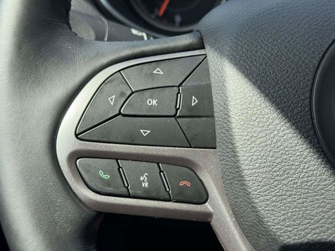 Used 2019 Jeep Cherokee Latitude Plus w/ Cold Weather Group AWD/4WD image 20