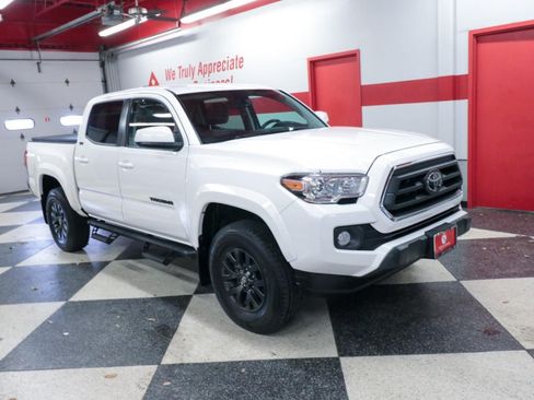 Used 2022 Toyota Tacoma SR5 RWD image 3