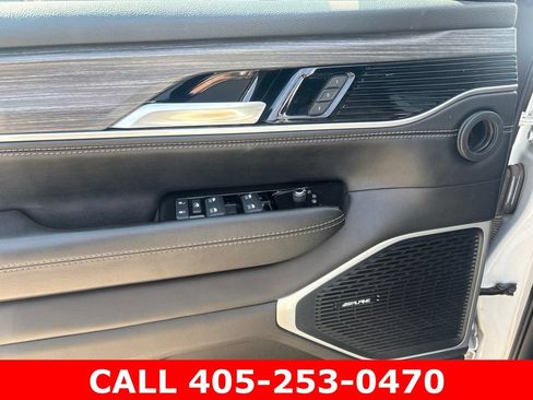 Used 2024 Jeep Wagoneer L Series II w/ Flexible Seating Group RWD image 8