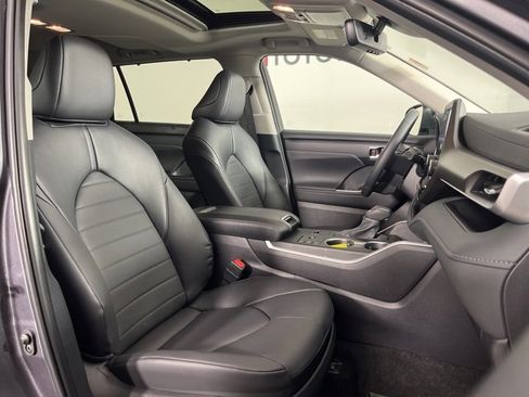 Used 2025 Toyota Highlander XLE image 33