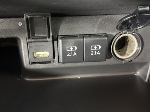 Used 2021 Toyota Highlander XLE AWD/4WD image 26