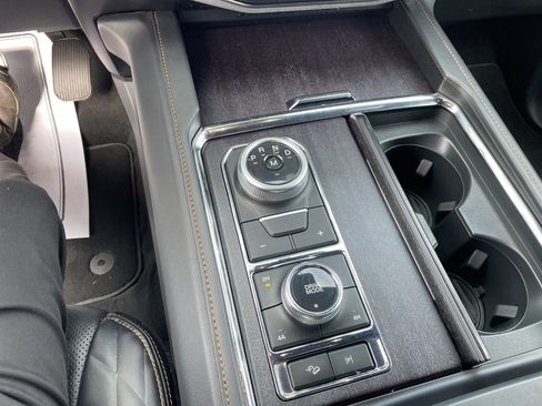 Used 2024 Ford Expedition Platinum image 29