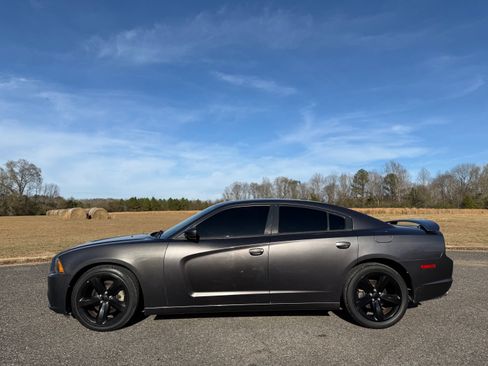 Used 2014 Dodge Charger R/T image 2