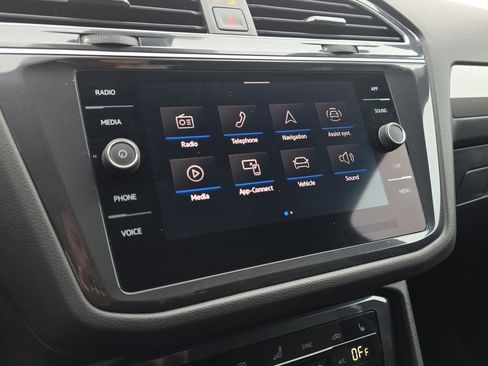 Used 2024 Volkswagen Tiguan SE image 12