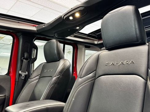 Certified 2024 Jeep Wrangler Unlimited Sahara w/ Technology Group AWD/4WD image 12