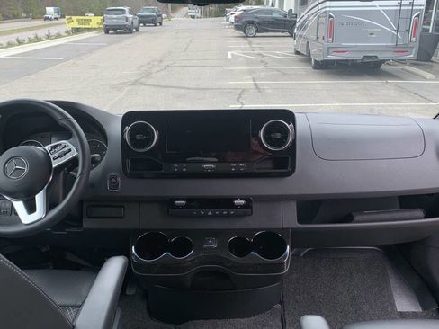 Used 2024 Mercedes-Benz Sprinter 3500 image 40