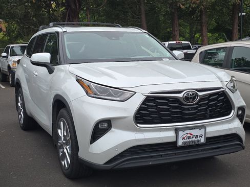 Used 2022 Toyota Highlander Limited AWD/4WD image 2