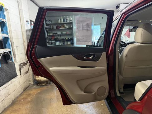Used 2019 Nissan Rogue SV AWD/4WD image 18