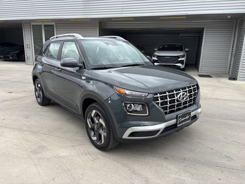 Used 2025 Hyundai Venue SEL image 3