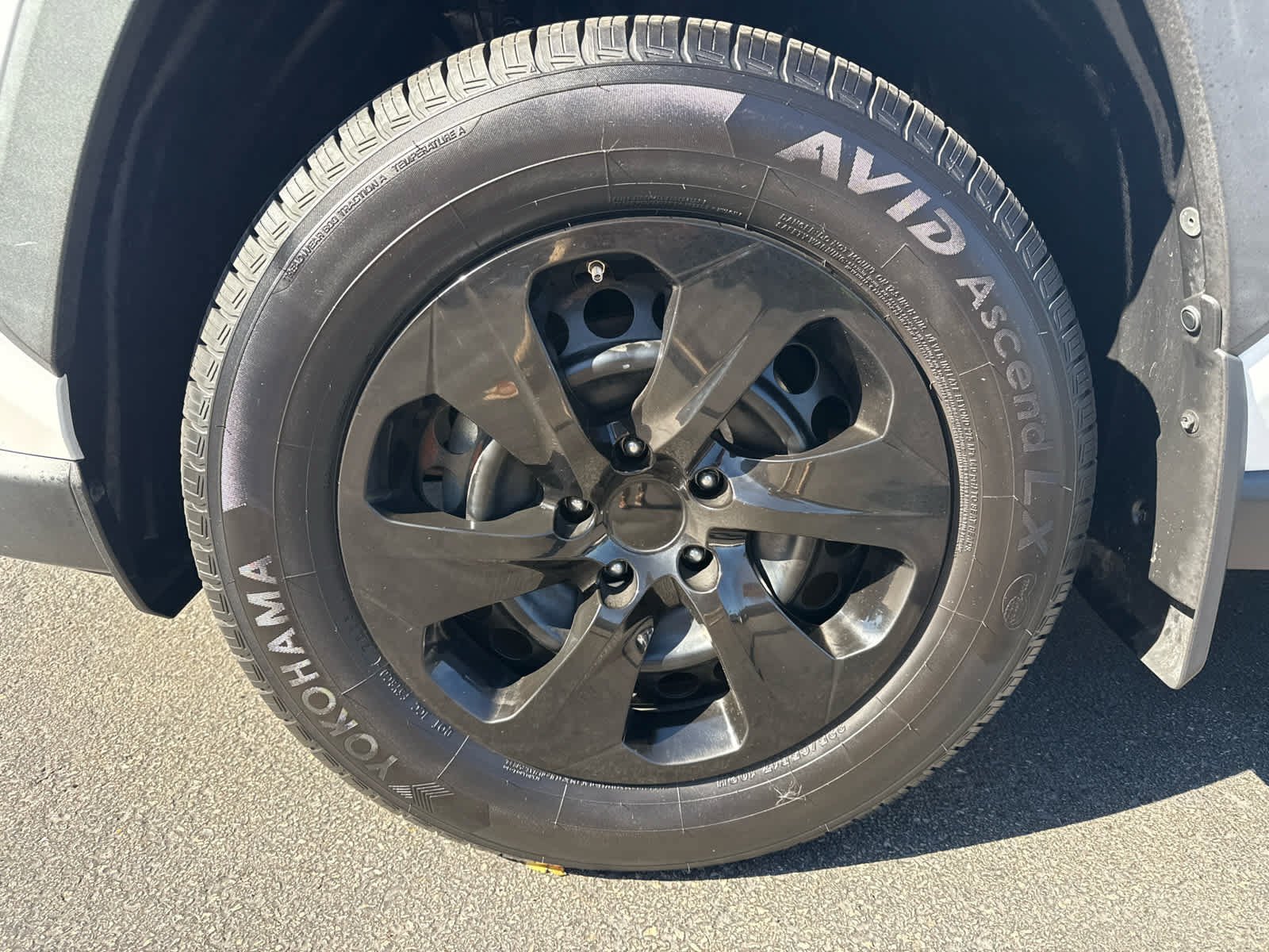 Used 2019 Toyota RAV4 LE w/ Carpet Mat Package AWD/4WD image 9