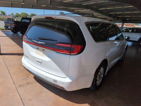 Used 2021 Chrysler Pacifica Touring-L FWD image 3
