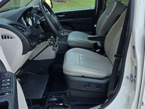 Used 2013 Dodge Grand Caravan SXT image 11