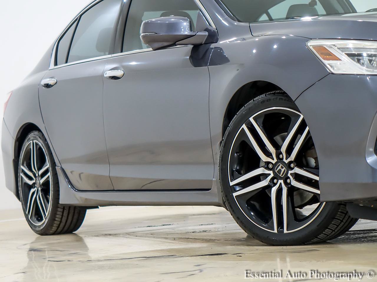 Used 2017 Honda Accord Touring image 4