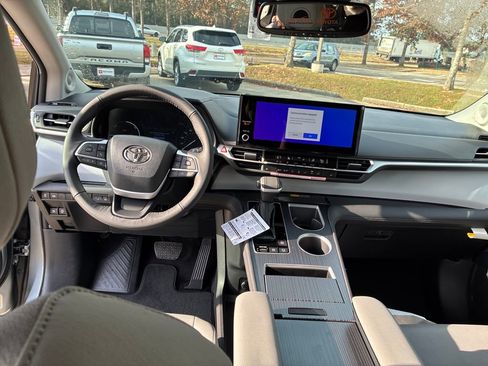 New 2026 Toyota Sienna XLE image 19