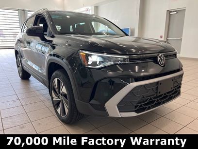 Used 2025 Volkswagen Taos SE w/ Panoramic Sunroof Package