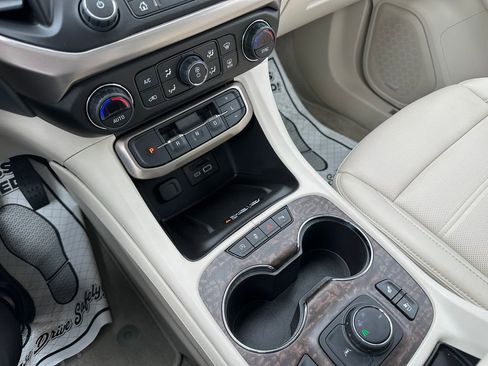 Used 2022 GMC Acadia Denali w/ Denali Ultimate Package FWD image 9