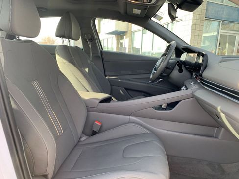 Used 2025 Hyundai Elantra SEL image 34