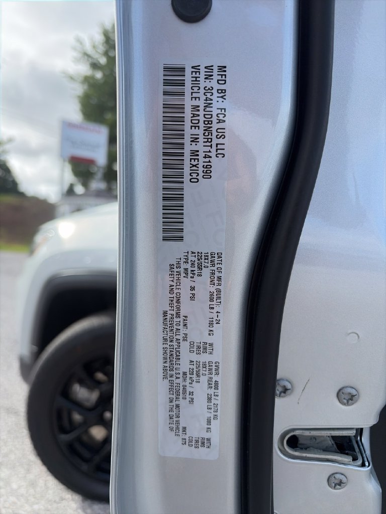 Used 2024 Jeep Compass Latitude w/ Convenience Group AWD/4WD image 29