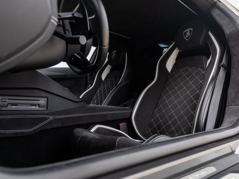 Used 2018 Lamborghini Aventador S image 32