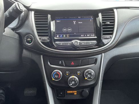 Used 2018 Chevrolet Trax LT w/ LT Convenience Package FWD image 28
