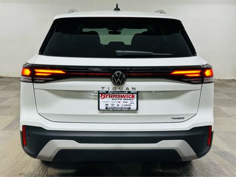 Certified 2025 Volkswagen Tiguan S image 5