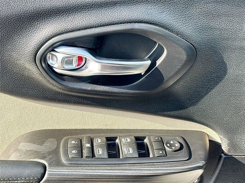 Used 2017 Jeep Cherokee Latitude image 18