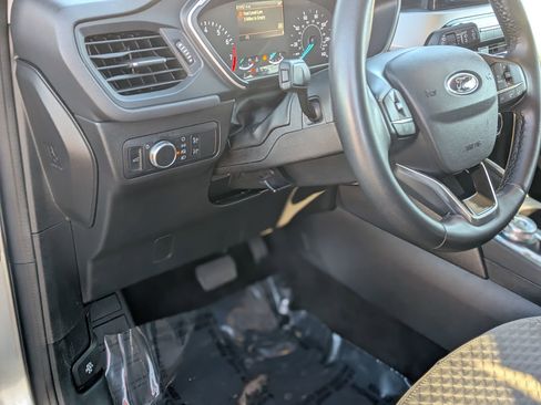 Used 2022 Ford Escape SE w/ SE Sport Appearance Package image 17